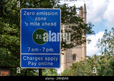 Warnschilder für die Zero Emission Zone (ZEZ) in Oxford Stockfoto