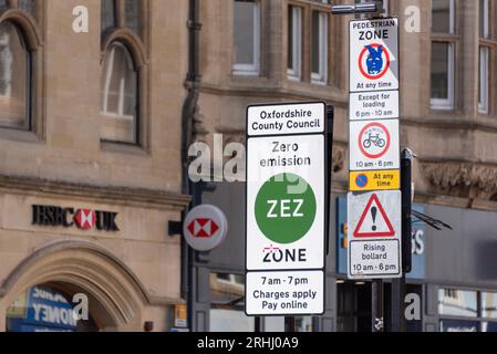 Warnschilder für die Zero Emission Zone (ZEZ) in Oxford Stockfoto