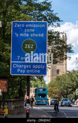 Warnschilder für die Zero Emission Zone (ZEZ) in Oxford Stockfoto