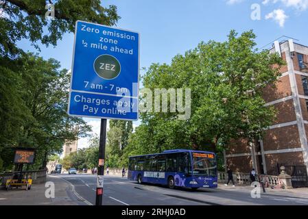 Warnschilder für die Zero Emission Zone (ZEZ) in Oxford Stockfoto