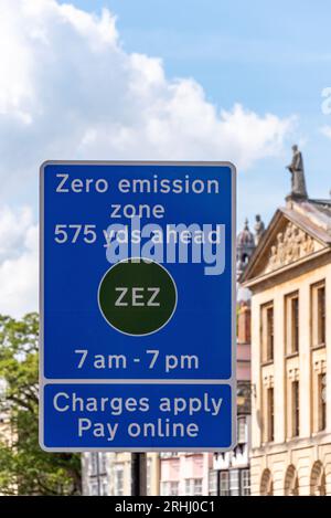 Warnschilder für die Zero Emission Zone (ZEZ) in Oxford Stockfoto