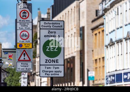 Warnschilder für die Zero Emission Zone (ZEZ) in Oxford Stockfoto