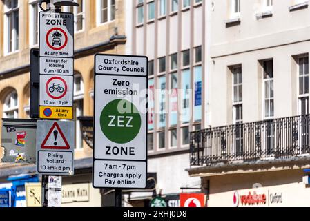 Warnschilder für die Zero Emission Zone (ZEZ) in Oxford Stockfoto