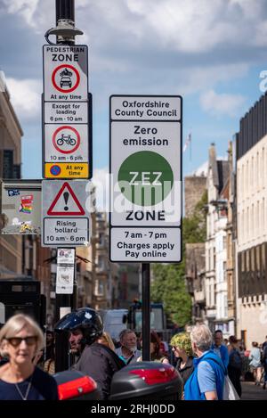 Warnschilder für die Zero Emission Zone (ZEZ) in Oxford Stockfoto