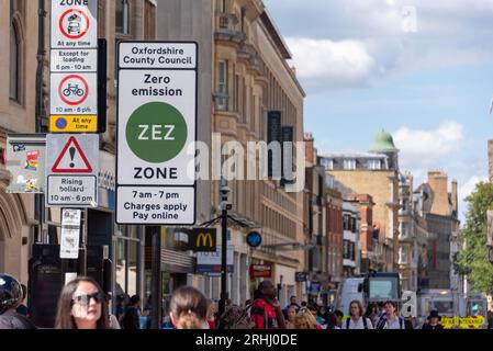 Warnschilder für die Zero Emission Zone (ZEZ) in Oxford Stockfoto