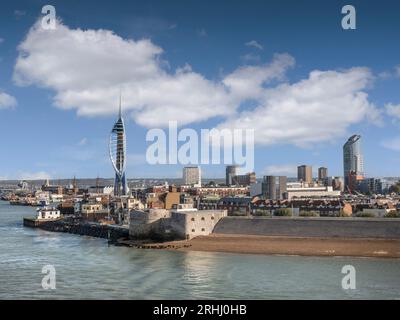 DER Eingang zum SPINNAKER Portsmouth Harbour in klarem blauen Himmel, mit dem Aussichtsturm „The Spinnaker“ Gunwharf Quays, Portsmouth, Hampshire, PO1 3 Stockfoto