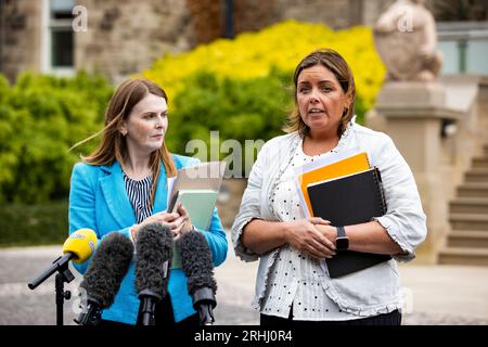 Sinn Feins Caoimhe Archibald (links) und Deirdre Hargey sprechen mit den Medien nach einem Treffen mit dem Leiter des nordirischen öffentlichen Dienstes, Jayne Brady, im Stormont Castle in Belfast. Bilddatum: Donnerstag, 17. August 2023. Stockfoto