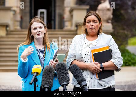 Sinn Feins Caoimhe Archibald (links) und Deirdre Hargey sprechen mit den Medien nach einem Treffen mit dem Leiter des nordirischen öffentlichen Dienstes, Jayne Brady, im Stormont Castle in Belfast. Bilddatum: Donnerstag, 17. August 2023. Stockfoto