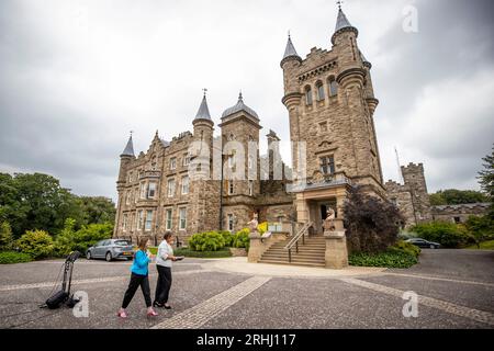 Sinn Feins Caoimhe Archibald (links) und Deirdre Hargey nach einem Treffen mit dem Leiter des nordirischen öffentlichen Dienstes, Jayne Brady, im Stormont Castle in Belfast. Bilddatum: Donnerstag, 17. August 2023. Stockfoto