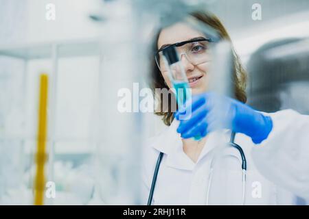 Wissenschaftstechnologie Chemikerin, die ein Konzept entwickelt, Forscherin, Medizinwissenschaftlerin oder Ärztin oder Studentin sucht im modernen Laborato in einem Mikroskop Stockfoto