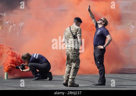 Farnborough, Hants, Vereinigtes Königreich. Aug. 2023. Szenen am ersten Tag der British Motor Show auf dem Farnborough International Airport OPS: The Lightning Bolts bereitet das ArmyÕs Fallschirmteam darauf vor, dass ihre Kollegen aus dem Himmel fallen Stockfoto