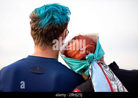 Die Leiter zweier Personen, einer in seto estnischen Volkstracht, gekleidet zur Feier des estnischen Nationalfeiertags, genannt Jaanipaev oder leedopaev, Estland Stockfoto