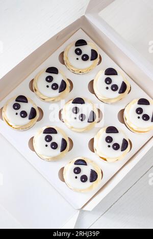 Schwarz-weiße Panda Cupcakes in Geschenkbox zum Kindergeburtstag Stockfoto