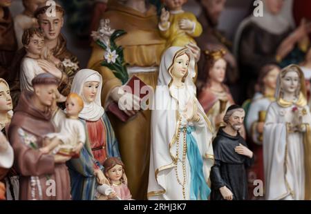 Figur Der Heiligen Jungfrau Maria, Mutter Jesu, Mit Anderen Heiligen Figuren Stockfoto