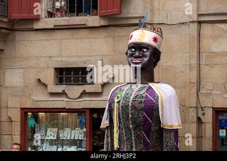 Santiago de Compostela, Spanien. Die Riesenköpfe der Desfile de Cabezudos (Parade der Riesenköpfe) am Apostolatag (Dia del Apostol) Stockfoto