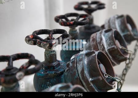 Rostiger Löschwasserverteiler aus Messing für Offshore-Behälter mit Handventilgriffen zum Anschluss an den Wasserschlauch an Deck. FFS-feste Löschanlage. Stockfoto