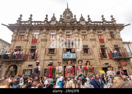 Santiago de Compostela, Spanien. Die Riesenköpfe der Desfile de Cabezudos (Parade der Riesenköpfe) am Apostolatag (Dia del Apostol) Stockfoto