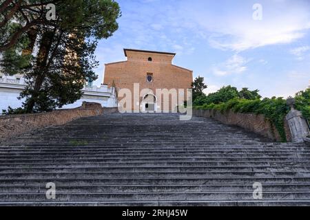 Blick auf die Stufen Ara Coeli und im Hintergrund die Basilika Santa Maria in Aracoeli Basilika Santa Maria vom Altar in Heavenin (oder Aracoeli) in Stockfoto