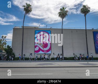 Burbank, Kalifornien, USA – 26. Juli 2023: Mitglieder der Schriftstellergilde von Amerika, der sag und der AFTRA-Gewerkschaften streiken vor dem Warner Brothers-Studio in Burbank, Kalifornien. Stockfoto