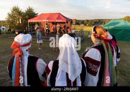 Einheimische in traditioneller Kleidung auf einem Hügel in der Nähe des Meremäe Aussichtsturms, der den estnischen Nationalfeiertag Jaanipaev, Seto Country, Estland, feiert Stockfoto