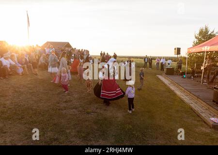 Einheimische auf einem Hügel in der Nähe des Meremäe Aussichtsturms feiern den estnischen Nationalfeiertag Jaanipaev oder leedopaev und tanzen, Seto Country, Estland Stockfoto