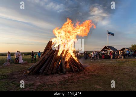 Einheimische auf einem Hügel in der Nähe des Meremäe Aussichtsturms feiern den estnischen Nationalfeiertag Jaanipaev oder leedopaev am Lagerfeuer, Seto Country, Estland Stockfoto