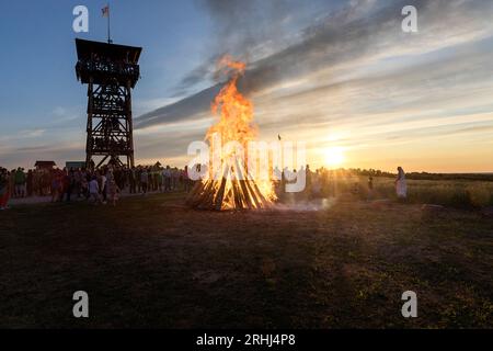 Einheimische auf einem Hügel in der Nähe des Meremäe Aussichtsturms feiern den estnischen Nationalfeiertag Jaanipaev oder leedopaev am Lagerfeuer, Seto Country, Estland Stockfoto