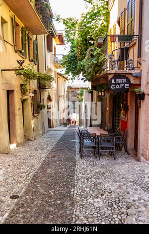 Blick auf eine Straße in Malcesine, Gardasee. August 2023 Malcesine, Venetien, Italien Stockfoto