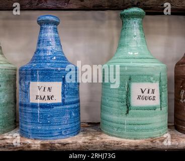 Vintage 1800er Jahre Wein Steinzeug Flaschen Flaschen mit der Aufschrift VIN BLANC & VIN ROUGE Weißwein & Rotwein, auf verwitterten französischen Regal-Shop Keller Burgund Bourgogne Frankreich Stockfoto