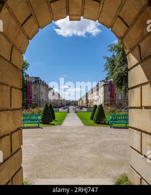 Blick von der Eingangshalle des Holburne Museums und der Kunstgalerie auf die Great Pulteney Street in Bath Somerset UK Stockfoto