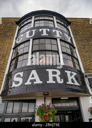 Bugfenster in den oberen Etagen des Cutty Sark Pub mit Blick auf die Themse in Greenwich London UK Stockfoto