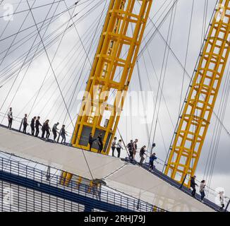 Leute, die auf dem Dach des O2 Dome auf dem Oben am O2 Walk in Greenwich London UK spazieren gehen Stockfoto