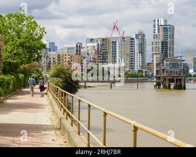 Spaziergang auf dem Themsweg in der Nähe von Greenwich mit Blick auf die neu entwickelte Greenwich-Halbinsel und den O2 Dome - London UK Stockfoto