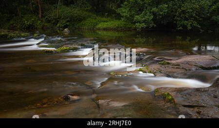 Allen Banks und Staward Gorge. Wasserfall, Wehr. Langzeitbelichtung, stimmungsvolles Bild. Stockfoto