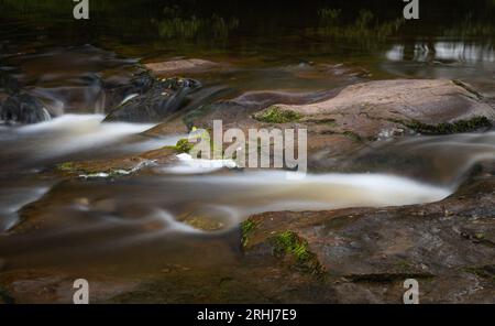 Allen Banks und Staward Gorge. Wasserfall, Wehr. Langzeitbelichtung, stimmungsvolles Bild. Stockfoto