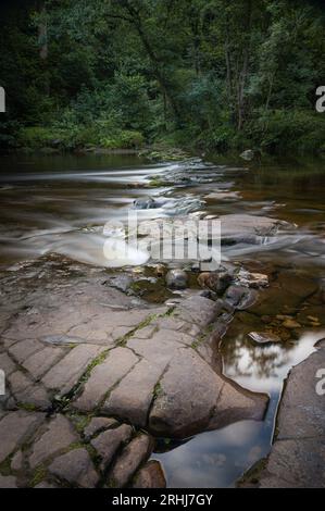 Allen Banks und Staward Gorge. Wasserfall, Wehr. Langzeitbelichtung, stimmungsvolles Bild. Stockfoto