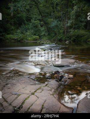 Allen Banks und Staward Gorge. Wasserfall, Wehr. Langzeitbelichtung, stimmungsvolles Bild. Stockfoto