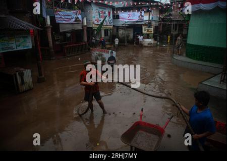 Indonesien. Aug. 2023. Indonesische Bewohner, die am Ufer des Deli-Flusses leben, werden zusammen gesehen, um ihre Häuser vor Überschwemmungen zu reinigen. Eine Zeit bevor eine Zeremonie zum 78. Jahrestag der Unabhängigkeit der Republik Indonesien in Kampung AUR, Medan, Provinz Nord-Sumatra, stattfindet. Indonesien am 17. August 2023. Foto von Sutanta Aditya/ABACAPRESS.COM Credit: Abaca Press/Alamy Live News Stockfoto