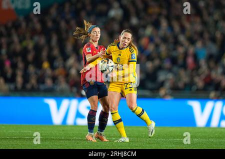 15. August 2023: Aitana Bonmati (Spanien) und Elin Rubensson (Schweden) kämpfen in einem Halbfinalspiel der FIFA-Frauen-Weltmeisterschaft gegen Schweden im Eden Park in Auckland. Kim Price/CSM Stockfoto