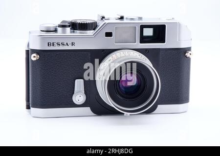 Voigtlander Bessa R 35 mm Film-Entfernungsmesser-Kamera um 2000-2002 mit dem Voigtlander 35 mm f2,5 Color-Skopar-Schraubobjektiv. Stockfoto