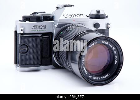 Canon AE-1 Program 35-mm-Film-Spiegelreflexkamera (SLR) mit einem Canon 135 mm f3,5 NFD-Objektiv um 1981. Stockfoto