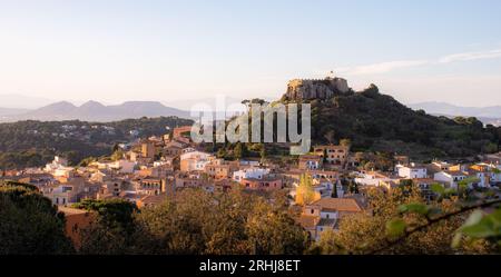 Dorf und Schloss Begur in Katalonien, Spanien, mit dem Bergmassiv Montgri im Hintergrund Stockfoto