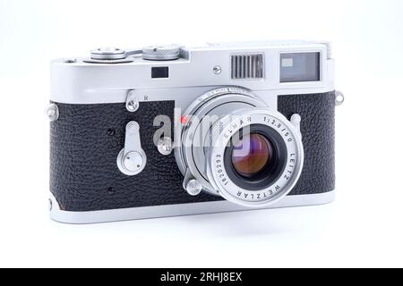 Klassische Leica M2 35-mm-Entfernungsmesser-Kamera aus dem Jahr 1960 mit einem zusammenklappbaren Leitz 50-mm-F2,8-Elmar-Objektiv. Stockfoto