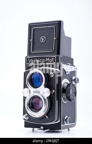 Yashica-Mat Twin Lens Reflex (TLR) Vintage Mittelformat Filmkamera um 1971-1973 mit Yashinon 80 mm f3,5 Aufnahmelinse und f2,8 Objektiv. Stockfoto