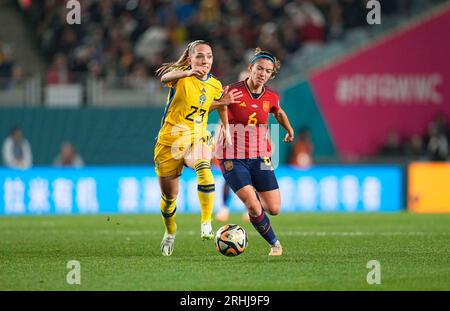 15. August 2023: Aitana Bonmati (Spanien) und Elin Rubensson (Schweden) kämpfen in einem Halbfinalspiel der FIFA-Frauen-Weltmeisterschaft gegen Schweden im Eden Park in Auckland. Kim Price/CSM Stockfoto