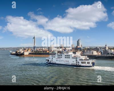 Fähre zur Isle of Wight mit der Fähre zur Isle of Wight nach Ryde IOW, Abfahrt im Hafen von Portsmouth in klarem blauem Himmel, mit dem Aussichtsturm „The Spinnaker“ Portsmouth Hampshire UK Stockfoto