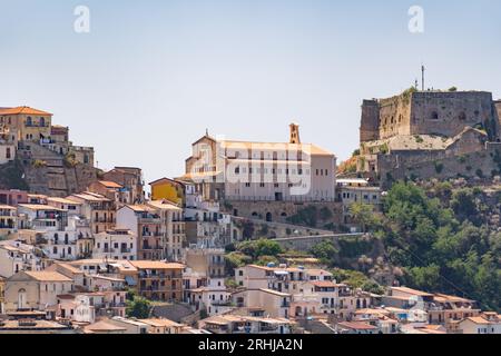 Wunderschöne bunte Stadtlandschaft auf den Bergen über dem Mittelmeer, kleine italienische Stadt Stockfoto