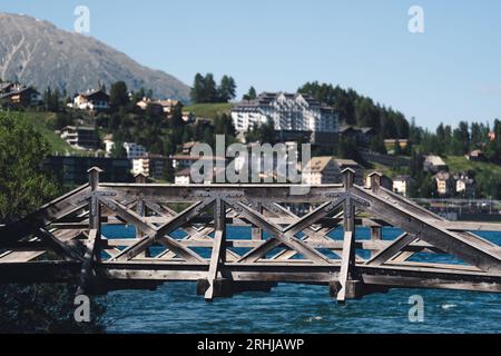 Schweiz, St.Moritz - 6. Juni 2023: Stadtlandschaft mit Gebäuden, Hügeln und Bäumen, Privathäusern, Hütten Stockfoto