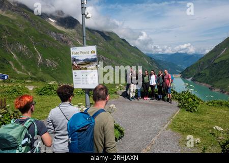 Touristen, die ihr Foto am Fotopunkt über dem Wasserfallboden, Kaprun Tal, Salzburgerland, Österreich machen lassen Stockfoto