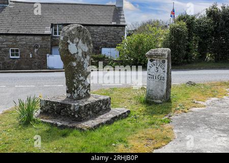 Ein alter Straßenschild aus Granitstein in Crows-an-wra, zwischen Penzance und Land's End, Cornwall, England, Großbritannien Stockfoto